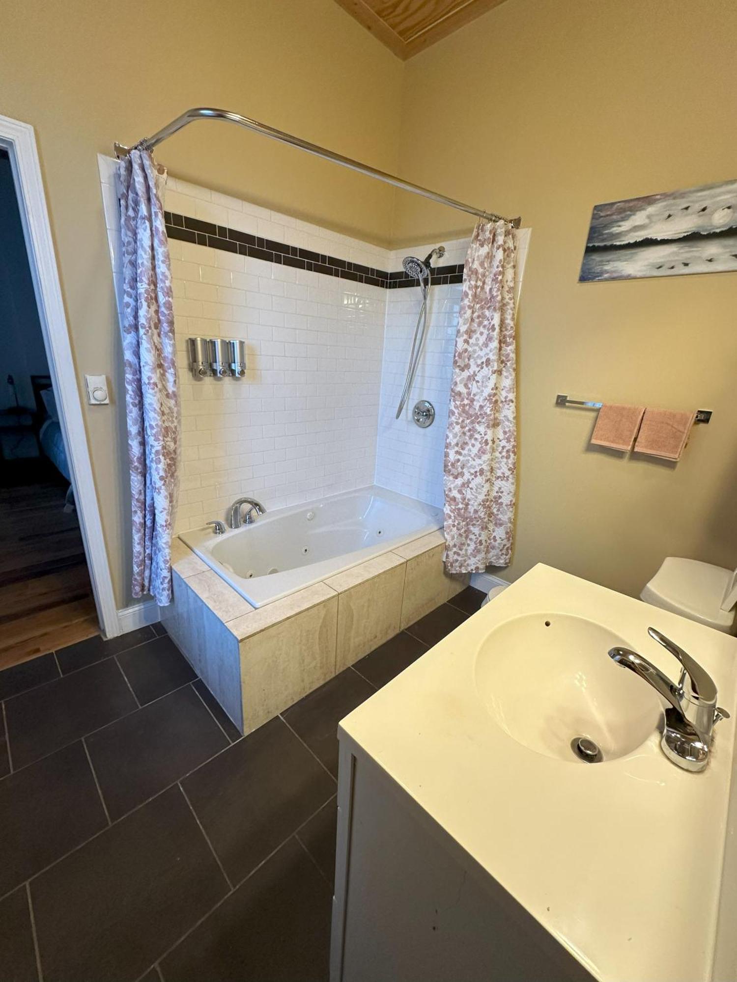 Quiet, Gated Oasis Near Downtown Lexington Apartment Exterior photo